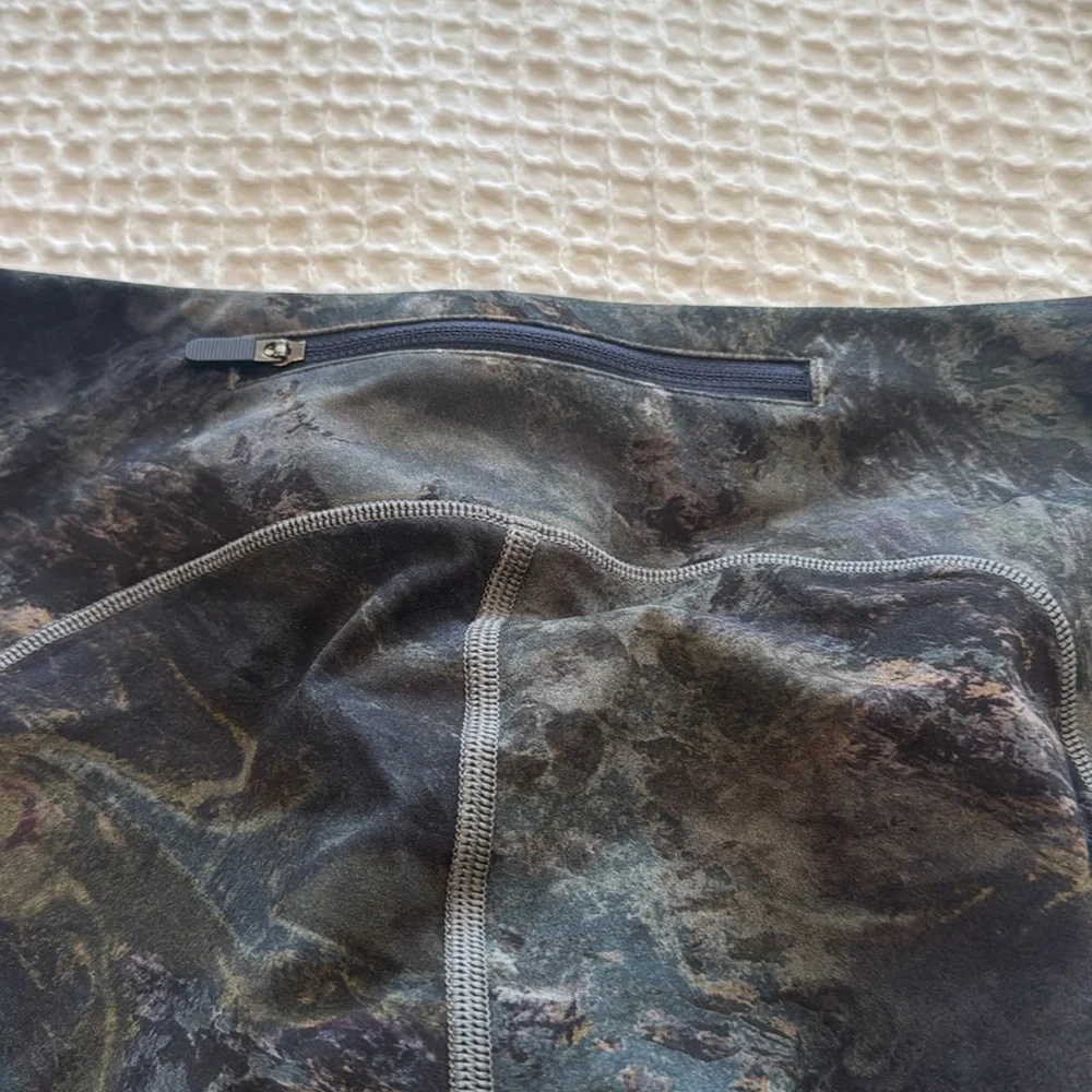 lululemon athletica Black & Subtle Pink Pattern Cropped Leggings